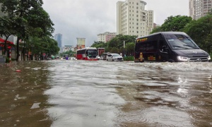 Hà Nội đang có những điểm ngập sâu nào phương tiện không thể lưu thông?