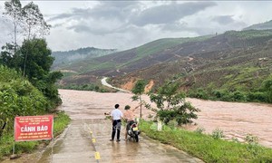 Giải cứu an toàn 12 người bị mưa lũ cô lập ở Bắc Ninh