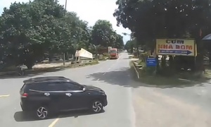Khoảnh khắc va chạm giữa 2 ô tô khiến 4 người thương vong