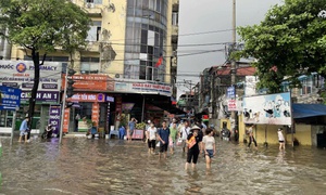 Bệnh nhân ung thư khổ sở lội nước vào Bệnh viện K Tân Triều