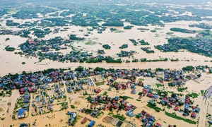 Tại 'rốn lũ' Thái Nguyên: Người dân lên mái nhà cầu cứu, lực lượng chức năng trắng đêm cứu hộ cứu nạn