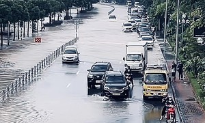 Cận cảnh những điểm còn ngập sâu ở Hà Nội sáng 8/10