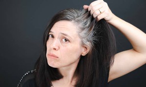 T&#243;c bạc sớm kh&#244;ng chỉ do tuổi t&#225;c, m&#224; do thiếu những dưỡng chất n&#224;y