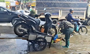 Dịch vụ kéo xe qua đường ngập 'hốt bạc' sau mưa lớn