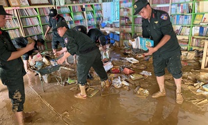 Hơn 300 chiến sĩ cảnh sát cơ động thủ đô ra quân hỗ trợ nhân dân khắc phục bão số 11
