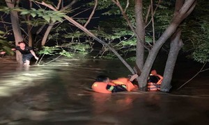 Cứu người đàn ông bị lật thuyền khi tham gia hỗ trợ người dân ngập lụt ở Hà Nội