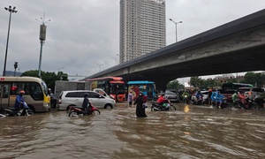 Mưa ngập, riêng tiền sửa xe ô tô tốn hàng chục nghìn tỷ đồng