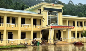 Trụ sở UBND xã nứt toác, xô lệch sau mưa lũ