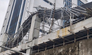 Sập giàn giáo lúc rạng sáng, 2 công nhân gặp nạn tử vong