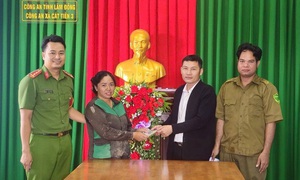 Nhặt được cọc tiền trên đường, thầy giáo ở Lâm Đồng có hành động đẹp