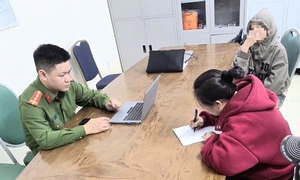 Con gái bị bạn xấu dụ dỗ bỏ nhà đi, người mẹ vội trình báo công an