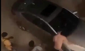 Clip ô tô lao vào nhóm thanh niên nghi do mâu thuẫn chụp ảnh đốt pháo