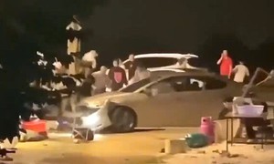 Thêm tình tiết sốc vụ nhóm người đập phá ôtô, tài xế 'điên loạn' tông trúng nhiều người