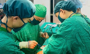 B&#243;c trọn khối u Lymphangioma sau ph&#250;c mạc cho bệnh nh&#226;n 25 tuổi