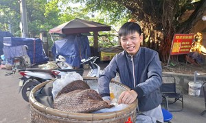 Sáng tranh thủ bán xôi, bánh mì: Nhịp sống 'hai ca' của nhiều người trẻ thành phố