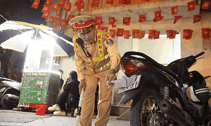 Cánh sát giao thông không nương tay với tài xế ‘né’ phạt với lý do vội vàng, con nhỏ nghịch ngợm 