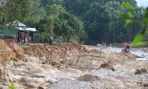 Dòng suối dưới chân Bạch Mã xác xơ sau lũ