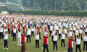 Gần 2.000 người đồng diễn dưỡng sinh v&#236; sức khỏe cộng đồng