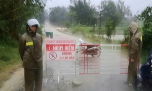 Mưa lớn ở miền núi Huế gây sạt lở đường, xe máy bị cuốn trôi khi qua tràn