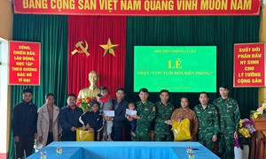 Đồn Biên phòng nhận đỡ đầu 2 bé có cha mẹ mất tích trong sạt lở đất