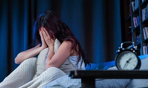 V&#236; sao người trung ni&#234;n dễ mất ngủ v&#224; c&#225;ch khắc phục hiệu quả