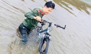 Cán bộ công an cứu học sinh lớp 5 bị gió quật ngã xuống kênh