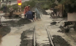 Ngừng chạy nhiều đoàn tàu do ảnh hưởng mưa lũ, ngập lụt