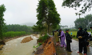 Dầm mưa khắc phục sạt lở uy hiếp giao thông sau lũ ở Huế