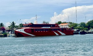 Tàu cao tốc ra đảo Phú Quý dừng hoạt động do biển động dữ dội, sóng lớn 4m