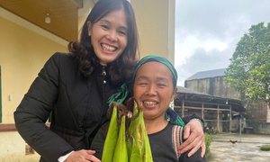 Phụ huynh, học sinh vùng cao mang ngô tặng cô giáo để tri ân ngày 20/11