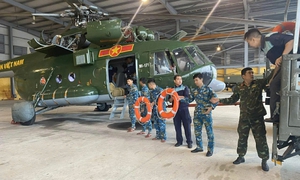 Trực thăng bay vào tâm lũ, ‘chi viện’ phao cứu sinh cho Gia Lai và Đắk Lắk
