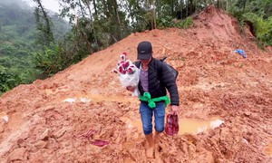 Xúc động thầy giáo lội bùn, vượt sạt lở vẫn giữ chặt bó hoa để tặng đồng nghiệp