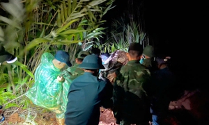 Băng rừng, vượt sạt lở gần 5 tiếng đưa sản phụ đi sinh an toàn