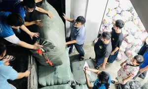 TP Hồ Chí Minh vận chuyển gấp 15 tấn nhu yếu phẩm đến Khánh Hòa trong đêm 21/11