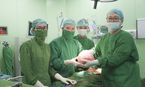 Phẫu thuật khối u nang buồng trứng nặng 6kg cho người phụ nữ 56 tuổi