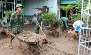 Bộ đội xắn quần lội bùn giúp dân dựng lại cuộc sống sau lũ