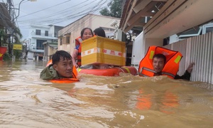 Hải quân vượt nước lũ cứu hộ hơn 5000 người dân khỏi các điểm ngập sâu