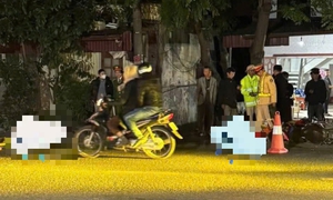 Va chạm với ô tô tải, hai mẹ con tử vong trong đêm