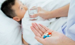 Trẻ d&#249;ng kh&#225;ng sinh sớm c&#243; dễ tăng c&#226;n qu&#225; mức?