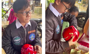 Xúc động hình ảnh cậu bé bẽn lẽn ôm heo đất đến ủng hộ bà con vùng 'tâm lũ'
