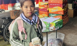 Xúc động hình ảnh cô bé mang xấp tiền lẻ gửi ủng hộ bà con vùng lũ