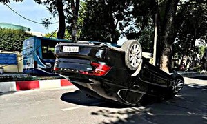 Ô tô mất lái, ngửa bụng trên phố Hà Nội