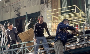 Người dân tất bật tháo dỡ mái che vỉa hè phố Hàng Mã