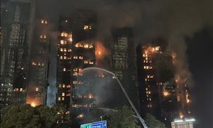 Số người thương vong trong vụ cháy chung cư ở Hong Kong (Trung Quốc) tiếp tục tăng