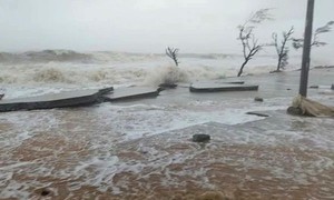 Bão số 15 diễn biến rất khó lường, cơ quan khí tượng đưa ra 2 kịch bản