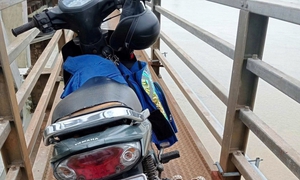 Người đàn ông ôm 2 cháu nhỏ nhảy xuống sông Trà Khúc