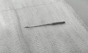 B&#233; trai 11 tuổi su&#253;t mất mạng v&#236; nuốt kim may đồ d&#224;i 4cm