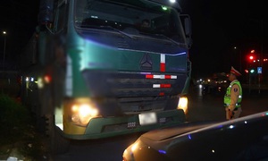 CSGT Hà Nội tuần tra xuyên đêm, phát hiện nhiều chiêu 'lách luật' của tài xế xe tải