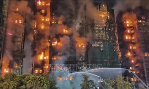 Vụ cháy chung cư ở Hong Kong: Lực lượng chức năng chạy đua cứu nạn