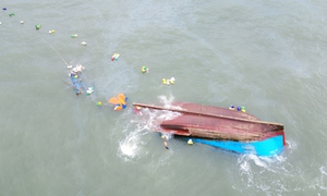 Vào bờ tránh bão, tàu cá bị sóng đánh chìm khiến 1 người tử vong, 2 người mất tích